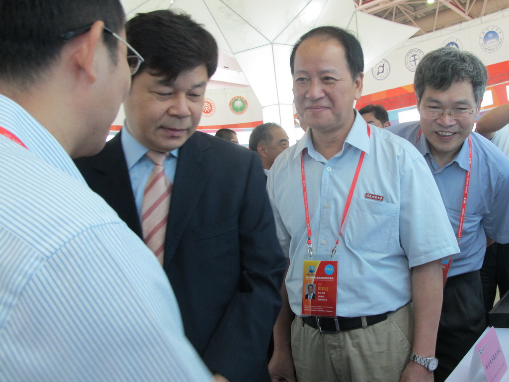 教育部杜占元副部长亲临必一在线平台(中国)官网展位指导